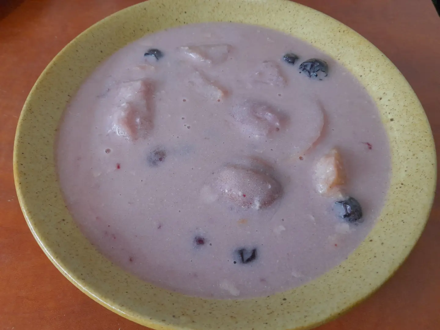 Gyümölcsleves áfonyával és barackkal