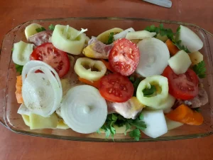 Zöldségek és combok jénaiba pakolva