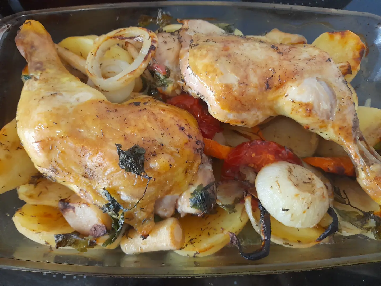 Zöldségágyon sült csirkecombok