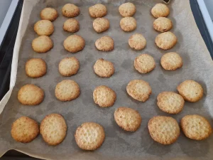 Kókuszos-citromos kekszek tepsiben