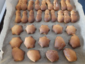 Puha mézeskalácsok tepsiben